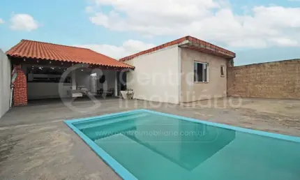 CASA à venda com piscina e 2 quartos em Peruíbe, no bairro Flora Rica
