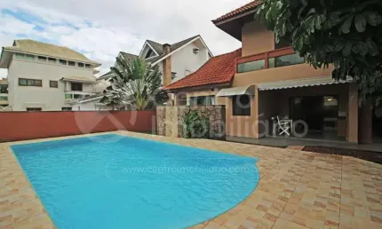 CASA à venda com piscina e 4 quartos em Peruíbe, no bairro Bougainvillee I