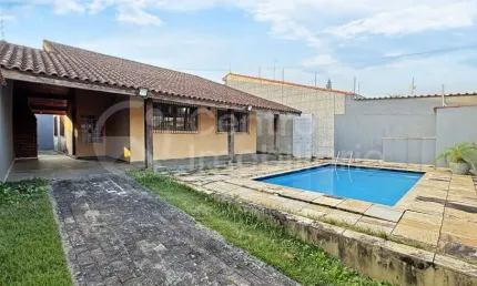 Casa à venda com piscina e 3 quartos em peruíbe, no bairro cidade nova peruíbe