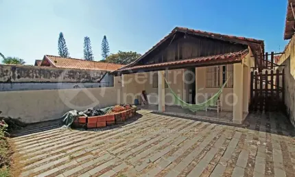 CASA à venda com 2 quartos em Peruíbe, no bairro Balneario Arpoador