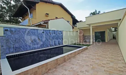CASA à venda com piscina e 3 quartos em Peruíbe, no bairro Parque D Aville