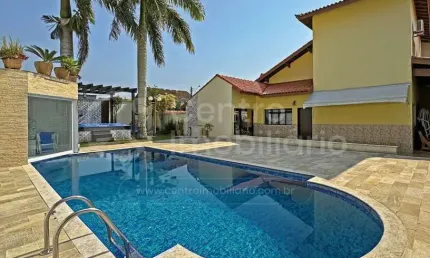 Casa à venda com piscina e 3 quartos em peruíbe, no bairro jardim imperador