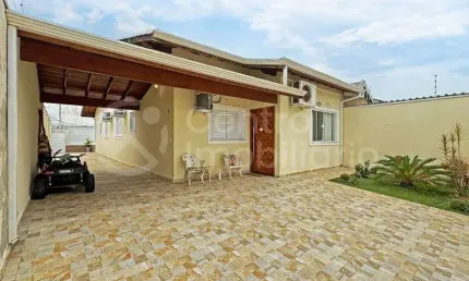 Casa à venda com piscina e 3 quartos em peruíbe, no bairro jardim marcia