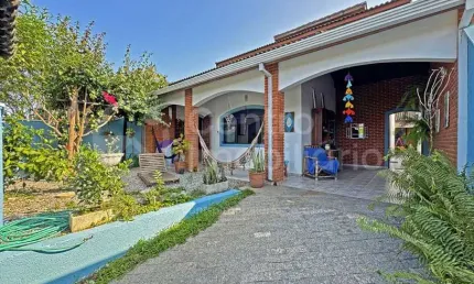 CASA à venda com piscina e 3 quartos em Peruíbe, no bairro Parque Balneario Oasis