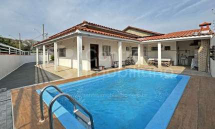 CASA à venda com piscina e 2 quartos em Peruíbe, no bairro Balneário Casa Blanca