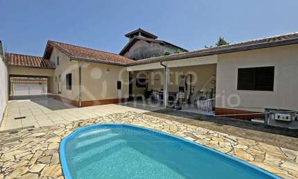 CASA à venda com piscina e 2 quartos em Peruíbe, no bairro Jardim Beira Mar