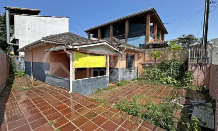 CASA à venda com 2 quartos em Peruíbe, no bairro Centro