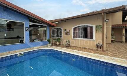 CASA à venda com piscina e 4 quartos em Peruíbe, no bairro Belmira Novaes