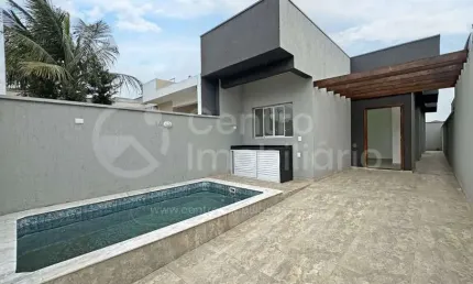 CASA à venda com piscina e 2 quartos em Peruíbe, no bairro Balneario Sao Joao Batista
