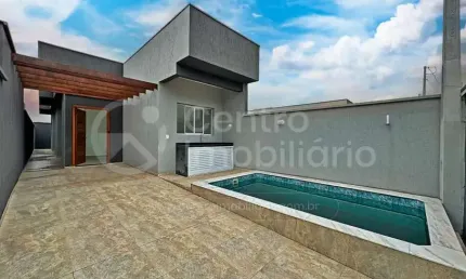 Casa à venda com piscina e 2 quartos em peruíbe, no bairro balneario sao joao batista