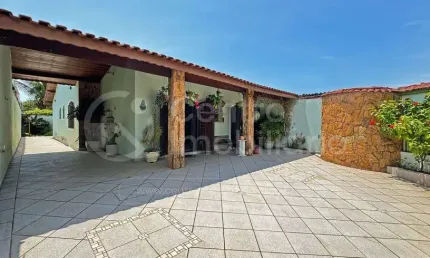 Casa à venda com piscina e 3 quartos em peruíbe, no bairro cidade nova peruíbe