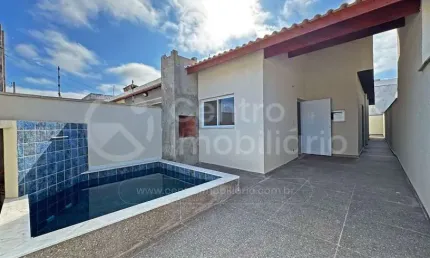 Casa à venda com piscina e 3 quartos em peruíbe, no bairro flora rica