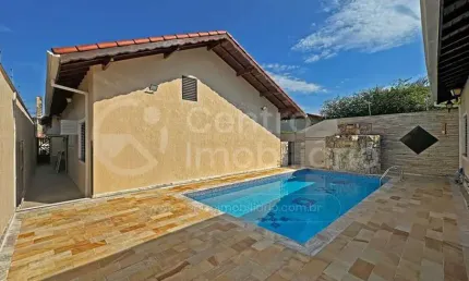 CASA à venda com piscina e 3 quartos em Peruíbe, no bairro Jardim Ribamar