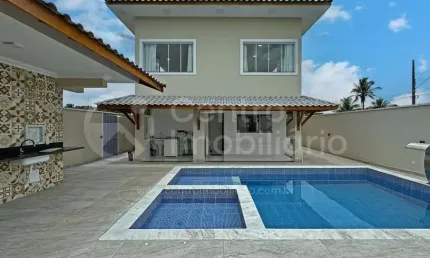 Casa à venda com piscina e 3 quartos em peruíbe, no bairro jardim sao luiz