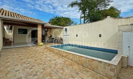 CASA à venda com piscina e 3 quartos em Peruíbe, no bairro Parque D Aville