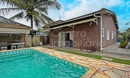 CASA à venda com piscina e 3 quartos em Peruíbe, no bairro Jardim Sao Luiz
