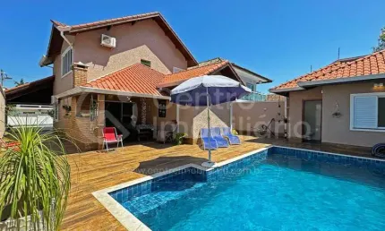 CASA à venda com piscina e 4 quartos em Peruíbe, no bairro Jardim Três Marias