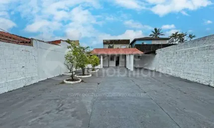 CASA à venda com 2 quartos em Peruíbe, no bairro Balneario Arpoador