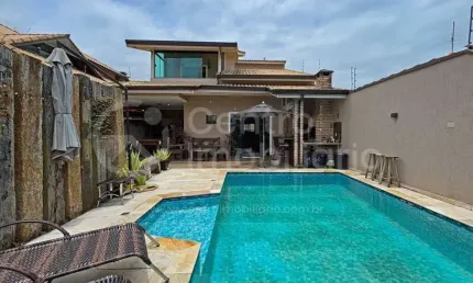 CASA à venda com piscina e 3 quartos em Peruíbe, no bairro Parque Balneario Oasis