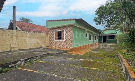 CASA à venda com 2 quartos em Peruíbe, no bairro Belmira Novaes