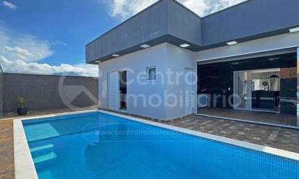 CASA à venda com piscina e 3 quartos em Peruíbe, no bairro Flora Rica
