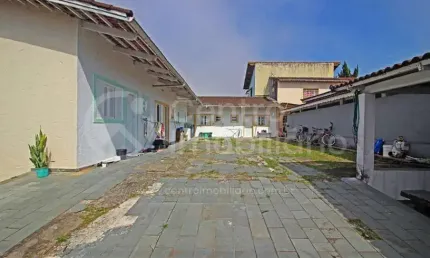 CASA à venda com 5 quartos em Peruíbe, no bairro Balneario Arpoador