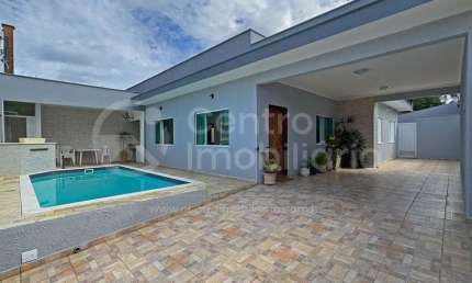 CASA à venda com piscina e 3 quartos em Peruíbe, no bairro Parque Turistico
