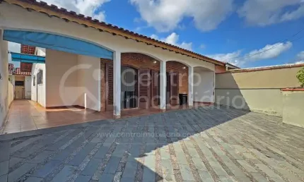 CASA à venda com 3 quartos em Peruíbe, no bairro Belmira Novaes