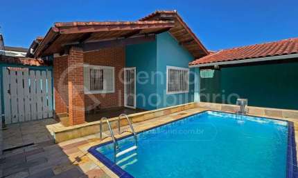 CASA à venda com piscina e 3 quartos em Peruíbe, no bairro Centro