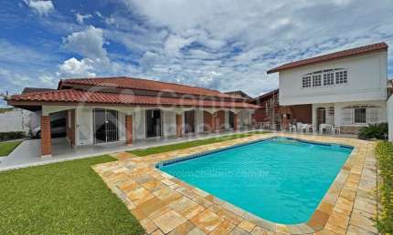 CASA à venda com piscina e 3 quartos em Peruíbe, no bairro Parque Balneario Oasis
