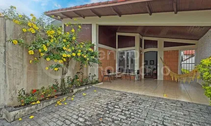 CASA à venda com 3 quartos em Peruíbe, no bairro Parque Balneario Oasis