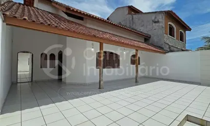 CASA à venda com 4 quartos em Peruíbe, no bairro Belmira Novaes