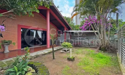 CASA à venda com piscina e 4 quartos em Peruíbe, no bairro Centro