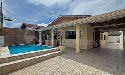 CASA à venda com piscina e 3 quartos em Peruíbe, no bairro Parque D Aville
