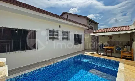 Casa à venda com piscina e 3 quartos em peruíbe, no bairro parque balneario oasis