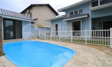 Casa à venda com piscina e 3 quartos em peruíbe, no bairro balneario sambura