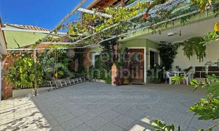 CASA à venda com piscina e 4 quartos em Peruíbe, no bairro Parque Balneario Oasis