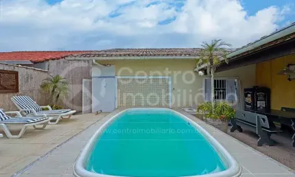 CASA à venda com piscina e 3 quartos em Peruíbe, no bairro Maria H Novaes