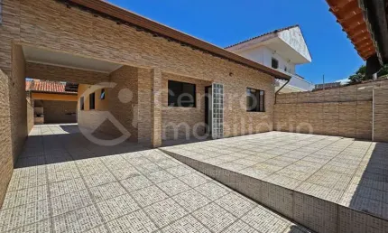 CASA à venda com 3 quartos em Peruíbe, no bairro Parque Balneario Oasis
