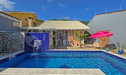 CASA à venda com piscina e 3 quartos em Peruíbe, no bairro Belmira Novaes