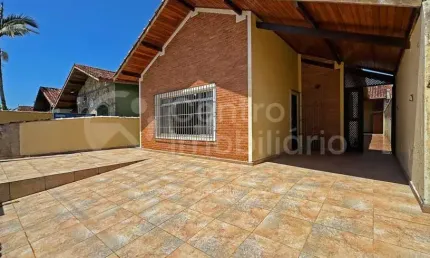 CASA à venda com 3 quartos em Peruíbe, no bairro Jardim Três Marias