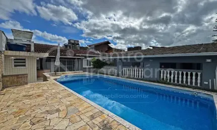 CASA à venda com piscina e 3 quartos em Peruíbe, no bairro Jardim Imperador