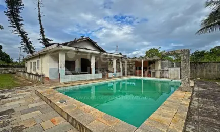 Casa à venda com piscina e 5 quartos em peruíbe, no bairro estancia antonio novaes