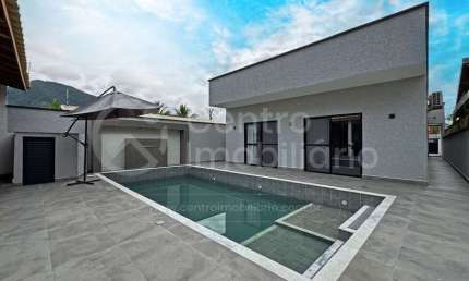 CASA à venda com piscina e 4 quartos em Peruíbe, no bairro Centro