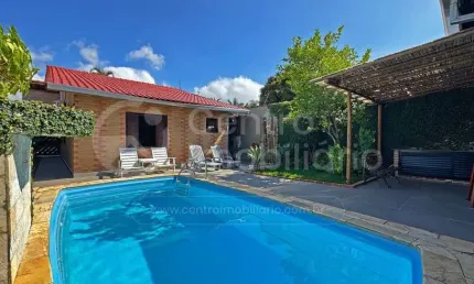 CASA à venda com piscina e 4 quartos em Peruíbe, no bairro Centro