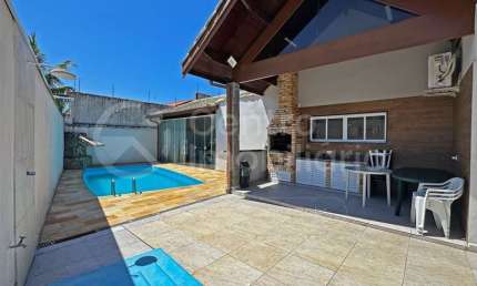 CASA à venda com piscina e 3 quartos em Peruíbe, no bairro Jardim Beira Mar