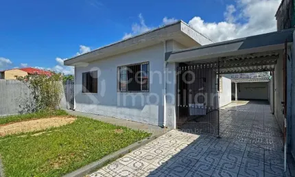 CASA à venda com 2 quartos em Peruíbe, no bairro Balneario Arpoador