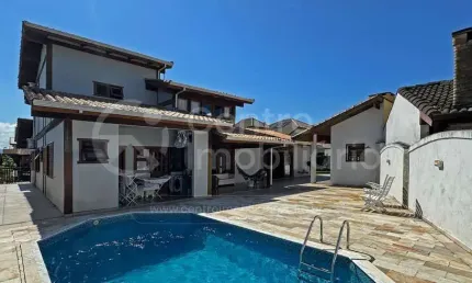 CASA à venda com piscina e 4 quartos em Peruíbe, no bairro Balneario Sambura