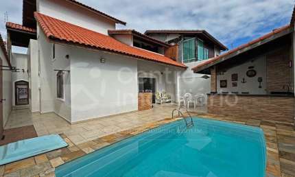 CASA à venda com piscina e 4 quartos em Peruíbe, no bairro Balneário Casa Blanca