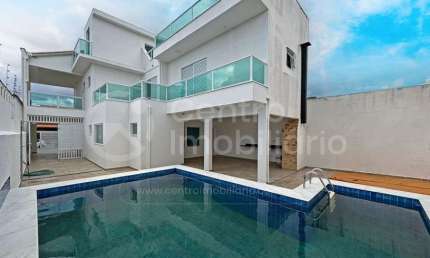 CASA à venda com piscina e 3 quartos em Peruíbe, no bairro Balneario Josedy